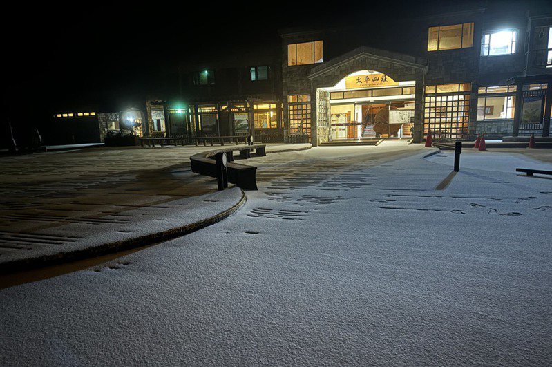 凌晨太平山國家森林遊樂區所迎來的今年第一場初雪。太平山莊服務站前的觀景平台積了薄薄一層的白雪。記者黃義書／攝影