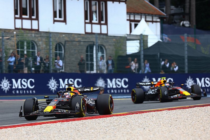 Max Verstappen與Sergio Perez在F1比利時大獎賽以一二名...