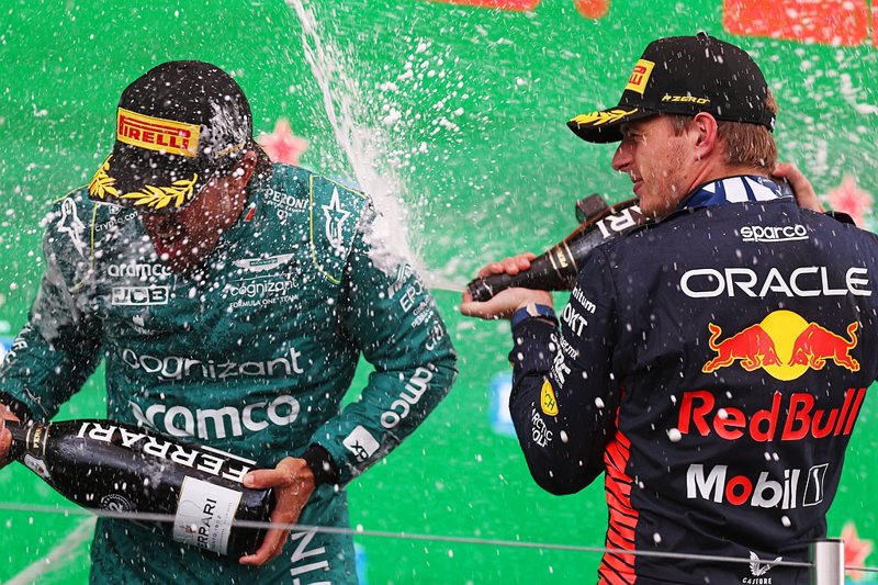 荷蘭大獎賽冠軍Max Verstappen以及第二名Fernando Alons...