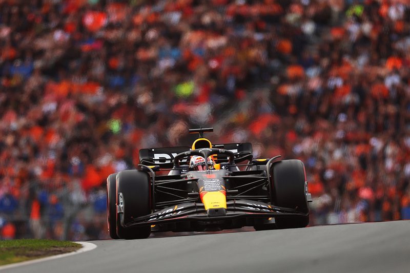 起跑後一路領先，Max Verstappen在荷蘭大獎賽駕駛RB19，創造極速無...