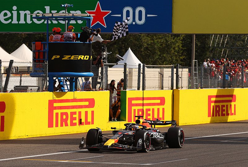 Max Verstappen駕駛RB19，越過終點方格旗，贏得F1義大利大獎賽冠...