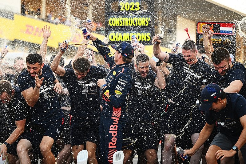 Max Verstappen車隊團隊共同完成冠軍賽季，為勝利瘋狂慶祝！ 圖／Re...