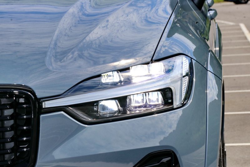 「雷神之鎚」日行燈結合VOLVO全LED頭燈科技，讓車頭整體識別度大幅提升。 記...