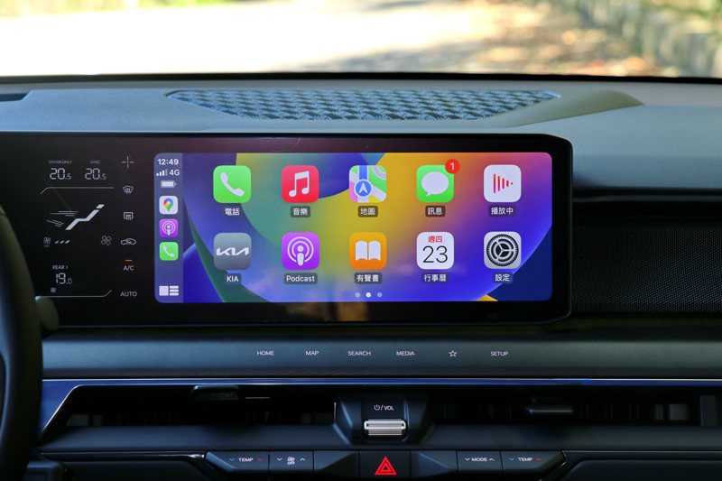 中控螢幕除了搭載無線Apple CarPlay與無線Android Auto外，...
