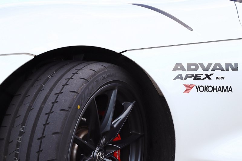 橫濱ADVAN Apex V601具備三道大溝、外側一道小溝的排水道設計，以利在...
