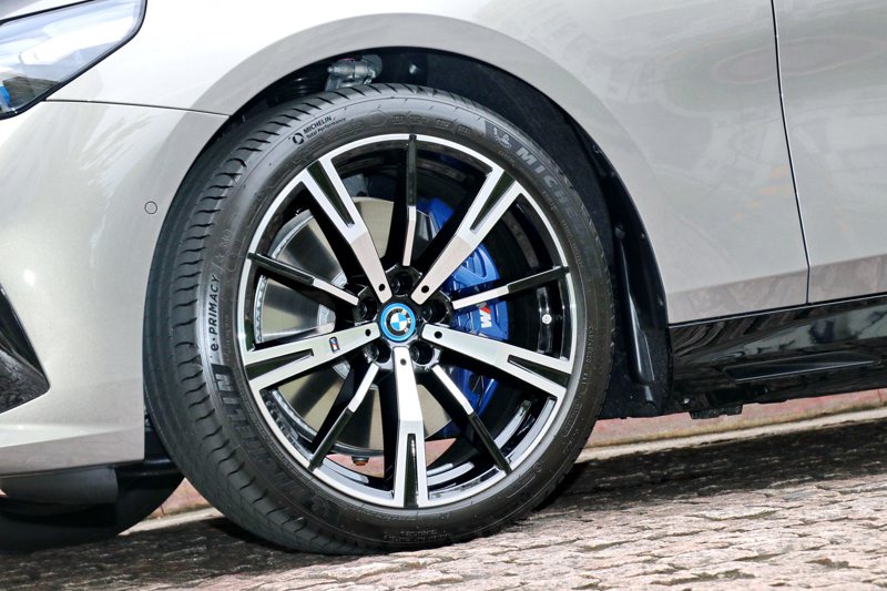 20吋M款星幅式鋁圈，並搭配深藍色塗裝M煞車套件。 記者陳威任／攝影