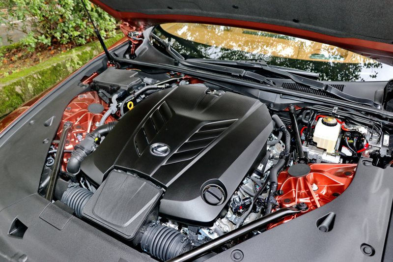 LC 500 Convertible搭載高達464匹馬力的5.0升V8自然進氣引...