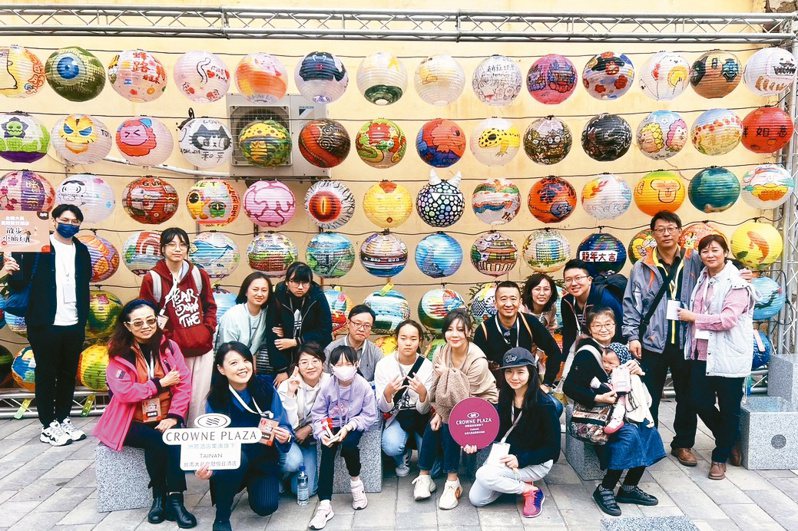 台南大員皇冠假日酒店第二年與普濟殿合作，舉辦「普濟燈會散步小旅行」活動，吸引20名旅客報名參加，體驗一場別具意義的文化之旅。業者／提供