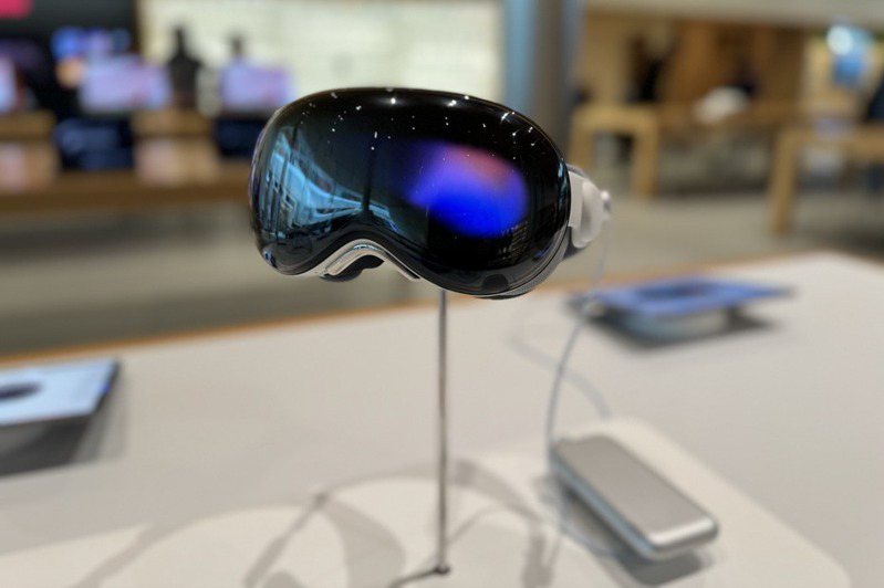 蘋果公司首款空間運算設備Apple Vision Pro在美國開放預約體驗，內建全3D使用者介面，透過使用者的眼睛、雙手與聲音，以最自然、直覺的輸入方式來控制。中央社